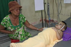 Bị bà ngoại đánh, bé 2 tuổi bị thương nặng phải nhập viện