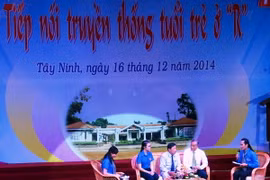 Giao lưu hai thế hệ với chủ đề “Tiếp nối truyền thống tuổi trẻ ở R”