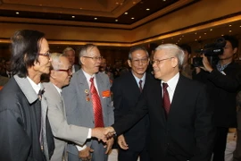 Gặp mặt các đại biểu là cấp ủy trong nhà tù thời kỳ chống Mỹ