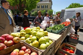 Khách hàng mua rau củ quả tại một chợ nông trại ở Washington, DC. (Ảnh: AFP/TTXVN)