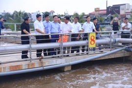 Bộ Trưởng Trần Hồng Hà và Đoàn công tác của Bộ Tài nguyên và Môi trường tại Nhà máy xử lý nước thải Sóng Thần 2. (Ảnh: Nguyễn Văn Việt/TTXVN)
