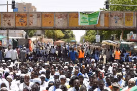 Người biểu tình Sudan tập trung gần trụ sở quân đội ở thủ đô Khartoum, yêu cầu chuyển giao quyền lực cho chính quyền dân sự. (Ảnh: AFP/TTXVN)