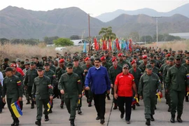 Tổng thống Venezuela Nicolas Maduro (giữa) gặp gỡ các binh sỹ tại bang miền Trung Aragua, ngày 17/5. (Ảnh: AFP/TTXVN)