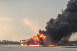 Máy bay chở khách bốc cháy dữ dội tại sân bay Sheremetyevo, Nga ngày 5/5/2019. (Ảnh: AFP/TTXVN)