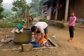 Không có nước sạch, người dân phải đào giếng hoặc đầu tư ống nước kéo nước từ sâu trong núi về sử dụng. (Ảnh: Văn Tý/TTXVN)