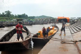 Neo đậu thuyền trên sông biên giới Ka Long. (Ảnh: Văn Đức/TTXVN)