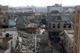 Cảnh đổ nát sau các cuộc không kích tại thành phố cảng Hodeida, Yemen ngày 22/9/2016. (Ảnh: AFP/TTXVN)