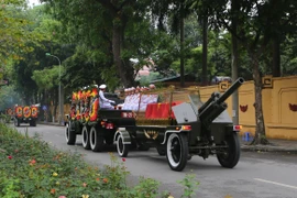 Đoàn xe tang nguyên Chủ tịch nước, Đại tướng Lê Đức Anh đi qua đường Nguyễn Tri Phương cổng Bộ Quốc phòng (ảnh chụp lúc 11 giờ 40 phút). (Ảnh: Thành Đạt /TTXVN)