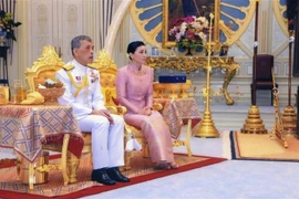 Nhà vua Thái Lan Maha Vajiralongkorn - Rama X và Hoàng hậu tại Bangkok, Thái Lan ngày 1/5. (Ảnh: THX/TTXVN)
