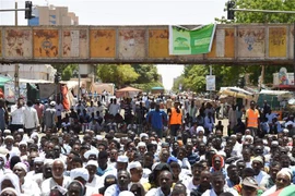 Người biểu tình Sudan tập trung gần trụ sở quân đội ở thủ đô Khartoum, yêu cầu chuyển giao quyền lực cho chính quyền dân sự. (Ảnh: AFP/TTXVN)
