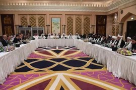 Phái đoàn Mỹ (trái) và phái đoàn Taliban (phải) tại vòng đàm phán hòa bình ở Doha, Qatar ngày 26/2/2019. (Ảnh: AFP/TTXVN)