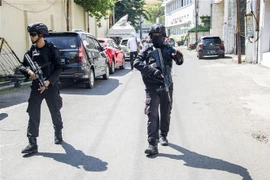 Cảnh sát Indonesia tuần tra tại Surabaya. (Ảnh: AFP/TTXVN)