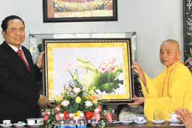 Hòa thượng Thích Đức Thanh trao tặng tranh cho Chủ tịch Ủy ban Trung ương MTTQ Việt Nam Trần Thanh Mẫn. (Ảnh: Mai Trang-TTXVN)