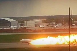 Máy bay chở khách bốc cháy dữ dội khi hạ cánh xuống sân bay Sheremetyevo ở Khimki, Nga. (Ảnh: AFP/TTXVN)