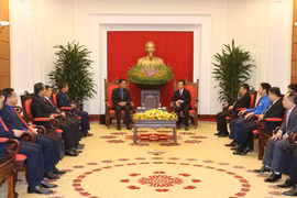 Trưởng Ban Tuyên giáo Trung ương Võ Văn Thưởng tiếp Đoàn đại biểu thanh niên Nhân dân Cách mạng Lào. (Ảnh: Phương Hoa/TTXVN)