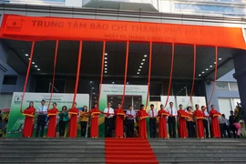 Các đại biểu thực hiện nghi thức cắt băng khánh thành Trung tâm Báo chí Thành phố Hồ Chí Minh. (Ảnh: Thu Hoài/TTXVN)