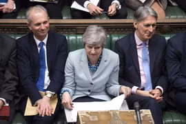 Thủ tướng Anh Theresa May (giữa) và Phó Thủ tướng Anh David Lidington (trái) tại một phiên họp của Hạ viện ở London, ngày 25/3/2019. (Ảnh: AFP/TTXVN)