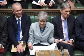Thủ tướng Anh Theresa May (giữa) và Phó Thủ tướng Anh David Lidington (trái) tại một phiên họp của Hạ viện ở London, ngày 25/3/2019. (Ảnh: AFP/TTXVN)