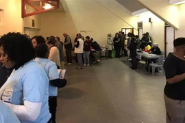 Cử tri tại một điểm bỏ phiếu ở thủ đô Pretoria. (Ảnh: Phi Hùng/TTXVN)