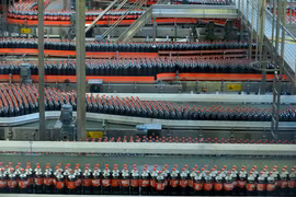 Dây chuyền sản xuất Coca-Cola đóng chai tại nhà máy Coca- Cola ở Grigny, gần Paris (Pháp). (Ảnh: AFP/ TTXVN)