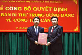 Trao Quyết định bổ nhiệm đồng chí Nguyễn Ngọc Hà, Viện trưởng Viện Lịch sử Đảng giữ chức vụ Phó Giám đốc Học viện Chính trị Quốc gia Hồ Chí Minh. (Ảnh: Nguyễn Dân -TTXVN)
