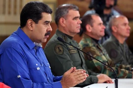 Tổng thống Venezuela Nicolas Maduro (trái) phát biểu tại thủ đô Caracas ngày 30/4/2019. (Ảnh: AFP/TTXVN)
