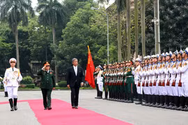 Bộ trưởng Bộ Quốc phòng Ngô Xuân Lịch và Bộ trưởng Bộ Quốc phòng Nhật Bản Takeshi Iwaya duyệt Đội danh dự Quân đội nhân dân Việt Nam. (Ảnh: Văn Điệp/TTXVN)