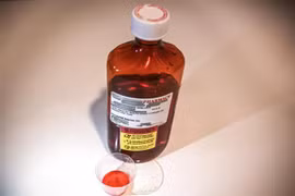 Chai thuốc oxycodone nước, một dạng giảm đau opioid. (Ảnh: AFP/TTXVN)