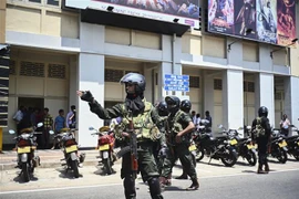 Nhân viên an ninh tăng cường tuần tra tại thủ đô Colombo, Sri Lanka. (Ảnh: AFP/TTXVN)