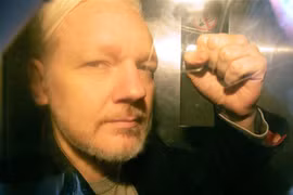 Ông Julian Assange tới tòa án ở London, Anh ngày 1/5/2019. (Ảnh: AFP/TTXVN)