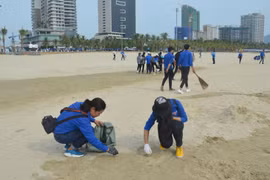 Thanh niên Đà Nẵng tiên phong bảo vệ biển khỏi rác thải nhựa. (Ảnh: Đinh Văn Nhiều/TTXVN)