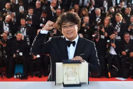 Đạo diễn Bong Joon Ho nhận giải thưởng Cành Cọ Vàng. (Nguồn: AFP/Getty Images)