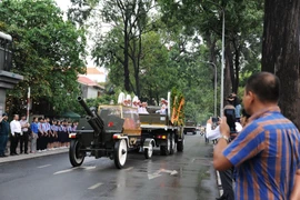 Đoàn xe tang chở linh cữu nguyên Chủ tịch nước, Đại tướng Lê Đức Anh di chuyển trên các tuyến đường ở TP Hồ Chí Minh. (Ảnh: An Hiếu/TTXVN)