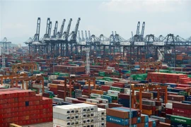 Hàng hóa được xếp tại cảng ở Thâm Quyến, tỉnh Quảng Đông, Trung Quốc. (Ảnh: THX/TTXVN)
