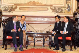 Ông Trần Vĩnh Tuyến, Phó Chủ tịch UBND Thành phố Hồ Chí Minh (phải) tiếp ông Harald Mahrer, Chủ tịch Phòng Kinh tế Liên bang Áo. (Ảnh: Xuân Khu/TTXVN)