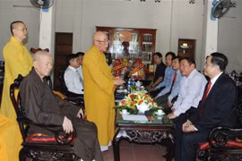 Chủ tịch Ủy ban Trung ương Mặt trận Tổ quốc Việt Nam chúc mừng Lễ Phật đản tại Tổ đình Sắc Tứ Tịnh Quang, thuộc thị trấn Ái Tử, huyện Triệu Phong, tỉnh Quảng Trị. (Ảnh: Thanh Thủy/TTXVN)