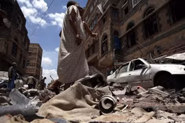 Những ngôi nhà bị phá hủy sau vụ oanh kích của liên quân do Saudi Arabia đứng đầu tại Sanaa, thủ đô Yemen ngày 16/5/2019. (Ảnh: THX/TTXVN)