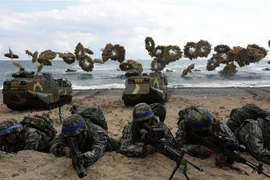 Binh sỹ Mỹ và Hàn Quốc tham gia cuộc tập trận đổ bộ chung ở Pohang, Hàn Quốc, ngày 2/4/2017. (Ảnh: AFP/ TTXVN)