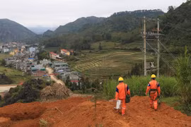 Công nhân Công ty Điện lực Hà Giang lắp đặt công tơ cho khách hàng trên địa bàn huyện Đồng Văn. (Ảnh: Ngọc Hà/TTXVN)