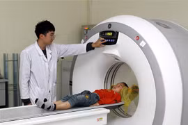 Khám chữa bệnh cho bệnh nhân. (Ảnh minh họa: Quốc Khánh/ TTXVN)