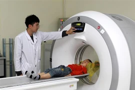Khám chữa bệnh cho bệnh nhân. (Ảnh minh họa: Quốc Khánh/ TTXVN)