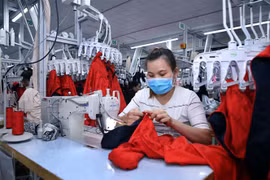 Một dây chuyền sản xuất hàng may mặc xuất khẩu. (Ảnh: Danh Lam/TTXVN)