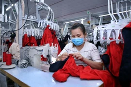 Một dây chuyền sản xuất hàng may mặc xuất khẩu. (Ảnh: Danh Lam/TTXVN)