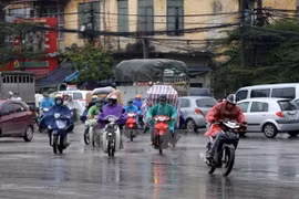 Hà Nội sáng sớm và đêm có mưa phùn. (Nguồn: TTXVN)