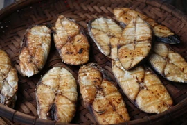 Sản phẩm cá thu nướng của người dân Sầm Sơn. (Ảnh: Khiếu Tư/TTXVN)