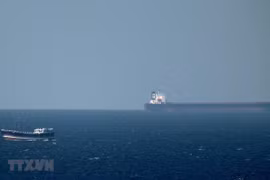 Một tàu chở dầu tiến về Eo biển Hormuz ở ngoài khơi vùng biển Khasab (Oman). (Ảnh: AFP/TTXVN)