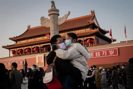 Khách thăm quan tại quảng trường Thiên An Môn ở Bắc Kinh, Trung Quốc đeo khẩu trang đề phòng virus corona mới. (Ảnh: AFP/TTXVN