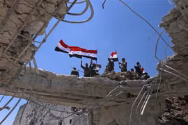 Binh sỹ Chính phủ Syria giành quyền kiểm soát một thành phố thuộc tỉnh Quneitra từ lực lượng nổi dậy. (Ảnh: AFP/TTXVN)
