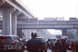 Mật độ các phương tiện tham gia giao thông lớn phát sinh bụi gây ô nhiễm không khí. (Ảnh: Thành Đạt/TTXVN)