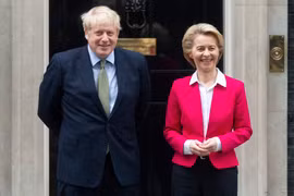 Thủ tướng Anh Boris Johnson (trái) và Chủ tịch EC Ursula von der Leyen (phải) tại cuộc gặp ở London ngày 8/1. (Ảnh: THX/TTXVN)
